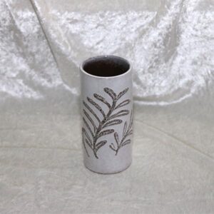 Råhvid slank keramikvase med blad