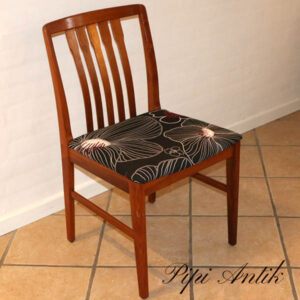 Teak stol lakeret med nyt retro betræk sort bund sæde 44 cm i højden