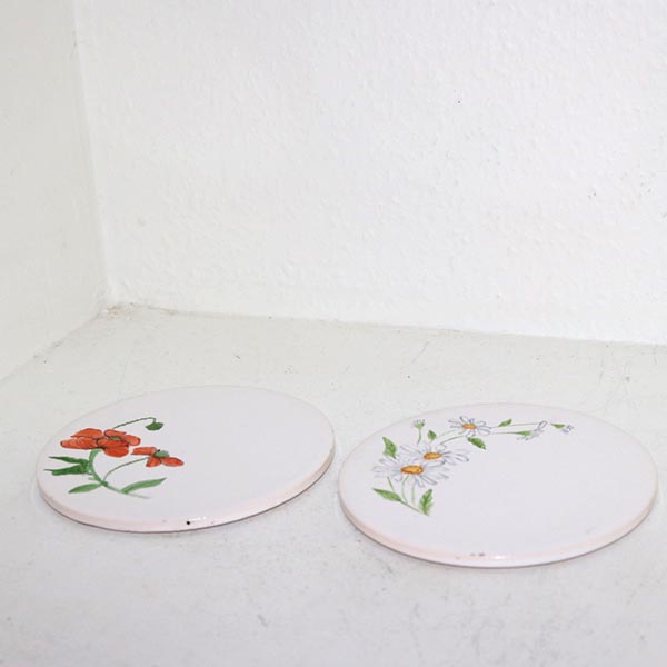 3 Retro bordskånere i keramik med blomster