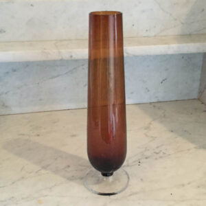 Brun høj glasvase med fod Ø 7 x 25,5 cm