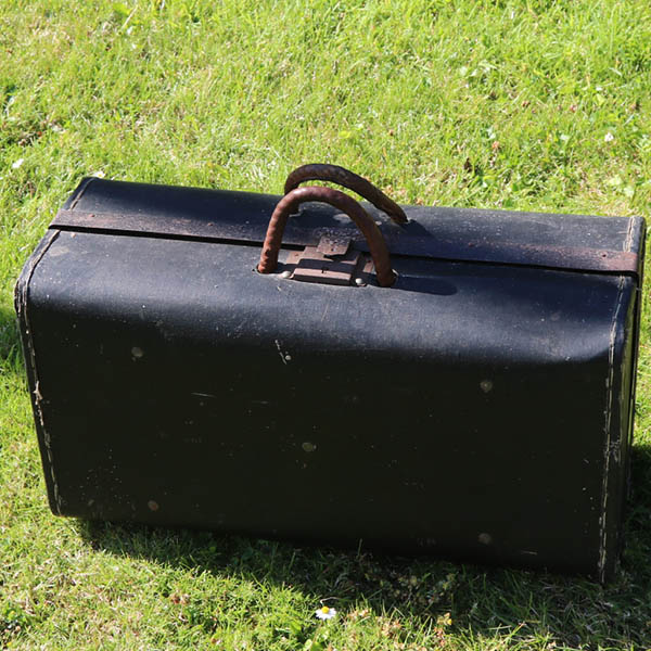 Patineret sort papkuffert med læderhåndtag og lås itu 52x26x21 cm