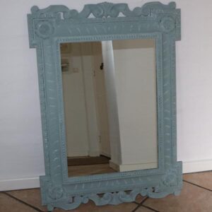 Romantisk spejl - med udskæringer i støvet blå 99x73x6 cm