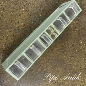 105. Krydderihylde i støvet grøn