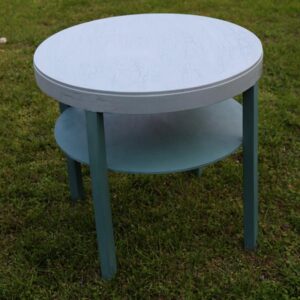 Blåligt rundt sofabord med underhylde og krakkeleret bordplade Ø62×60 cm