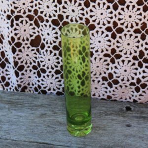 Grøn glasvase - slank - med boble i bunden - Ø5,5x25 cm