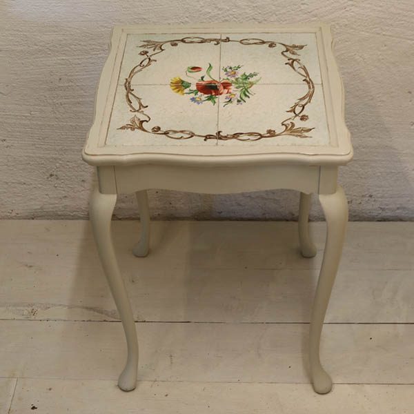 Romantisk hvidt bord med kakler 36,5x36,5x51 cm H