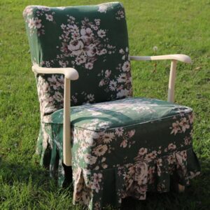 Grøn romantisk lænestol med blomster i cremefarvet B63xH75xSiddehøjde43cm