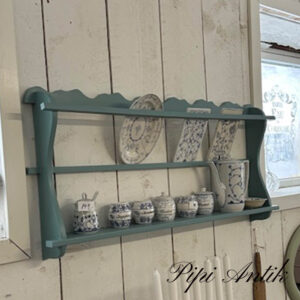 06. Tallerkenrække støvet blå L106xB48xD12 cm dyb