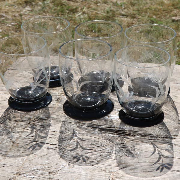 Glas med bort bund og graveringer Ø6,5x11 cm