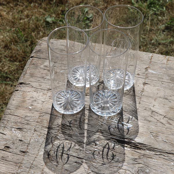 Monogram glas i klart glas med graveringer 4 stk Ø6,5x12 cm