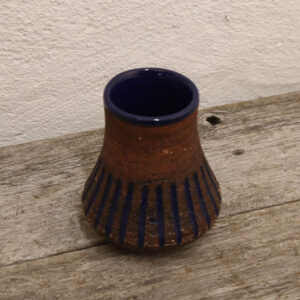 06 Keramikvase svensk buttet Ø8x17 cm natur og blå