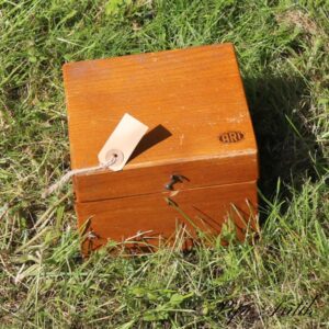 Trækasse i lakeret ræ 1 baghængsel mangler 17x17x12 cm