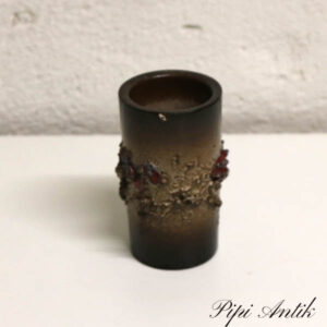 Brun keramikvase med rødlige mønstrer Ø5x10,5 med lille skår