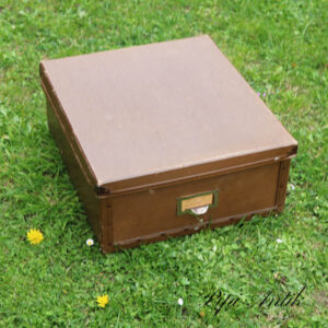Retro papkasse i brunt pap læderlook 46x41x19 cm