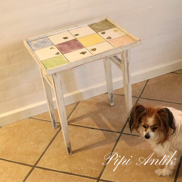 Mini kakkelbord med patina pastel kakler L45xB34xH53 cm