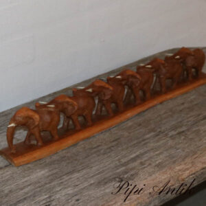 Elefanter på rad og række i hårdt træ L45xB6xH9 cm 1 tand af og 1 øre af