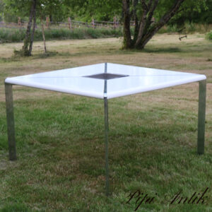 Spisebord 1980´erne hvidt metalstel let med aftagbar blomsterbakke i midten L119x119xH74 cm kar 2929x6 cm