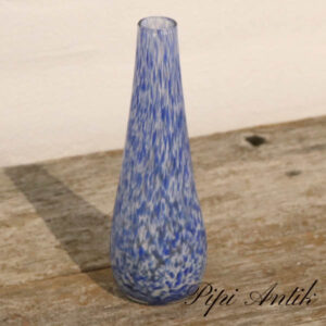 Retro glas vase mundpustet blå og hvidprikket Ø6xH18 cmRetro glas vase mundpustet blå og hvidprikket Ø6xH18 cm
