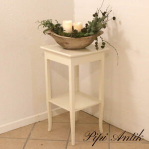 Romantisk hvidt hjørne bord med underhylde L40xB40xH74,5 cm