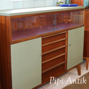 01. Teak buffet med lys i vitrinen og malede top og skabslåg i Olivengrøn L166xD46,5xH118 cm