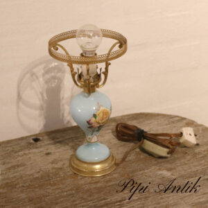 Bordlampe romantisk i lyseblåt porcelæn Ø8.5xH10 cm uden slærm