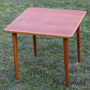 Teak lille bord med lidt kant patina L50x50xH45 cm