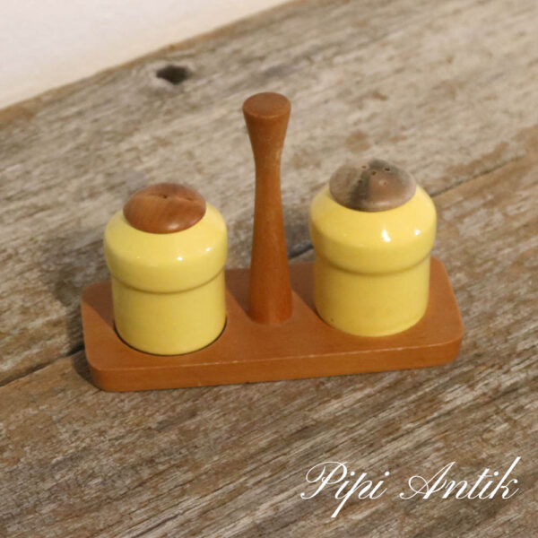 91 Retro gul salt peber sæt i teak holder L14xB6xH10cm