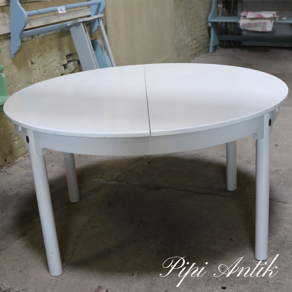 røveri Rindende amme Rundt ovalt hvidt patineret spisebord svensk bord med 2 plader under Ø131  sprøjtemale projekt
