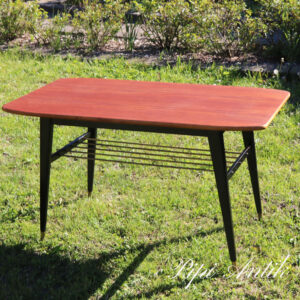 03 Teak sofabord med patina på bordpladen sorte ben og messing avishylde L102xB54xH57,5 cm