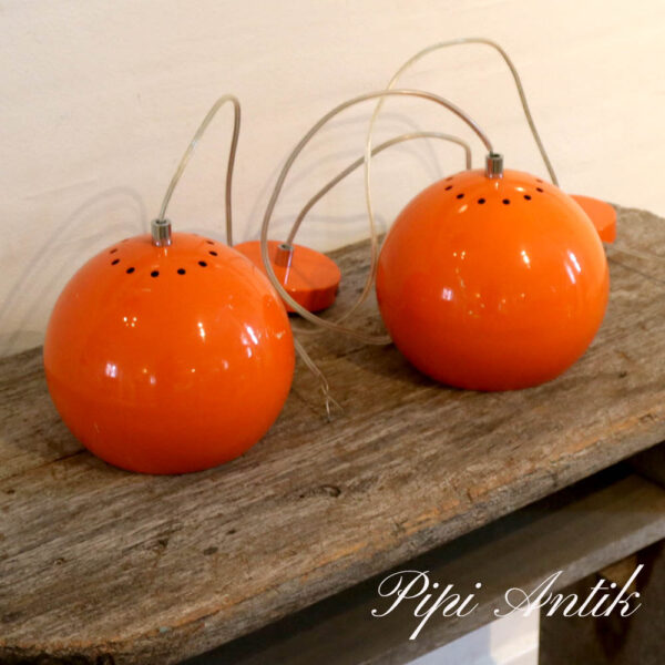 Metal orange loftlampe med orange ledningskjuler Ø19xH19 cm
