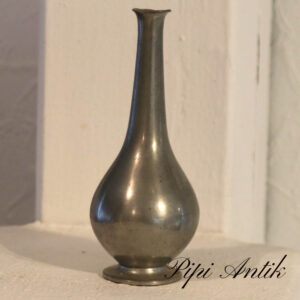 Just Andersen 1884-1943´s organic tin vase nr 457 Ø6,5xH14,5cm
