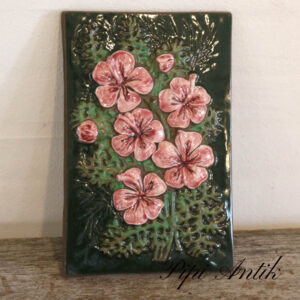 17 JIE Keramikbilled lyserøde blomster i grønt baggrund B19xH29xD1,5cm