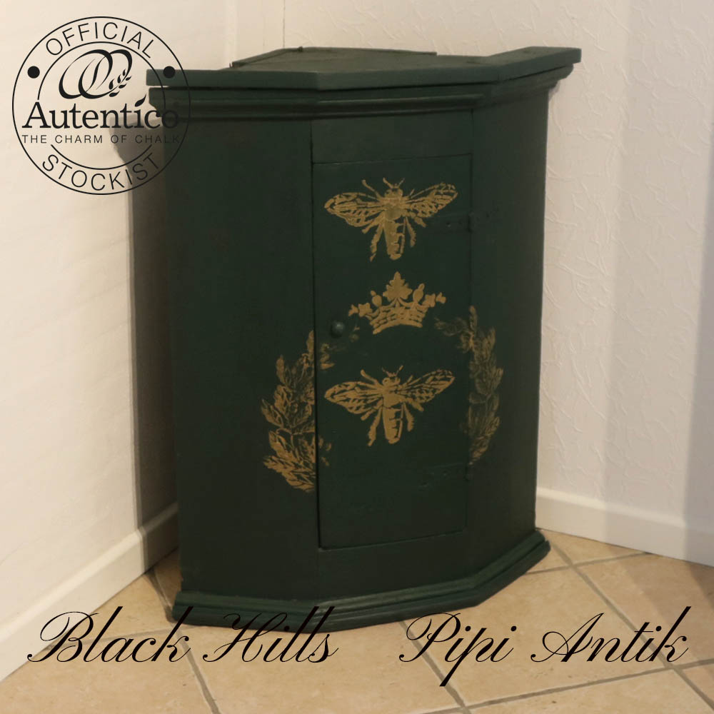 1800 tals hjørneskab i Black Hills fra Autentico D45,5xB68xH86cm 1800 tals hjørneskab i Black Hills fra Autentico D45,5xB68xH86cm