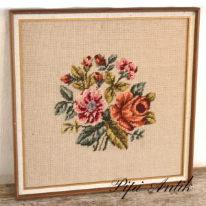 Retro broderi billede i lyserøde toner og natur B40xH40xD3cm