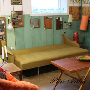 Retro sovesofa i carrygul