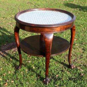 Rundt maghoni bord med broderi under glasplade Ø65xH65cm