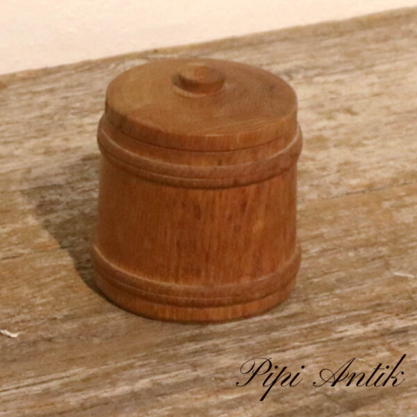26 Teak lille med låg Ø8xH9cm