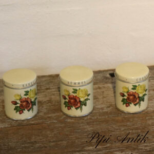 Små romantisk dåser i cremet og roser på Ø5,5xH7cm