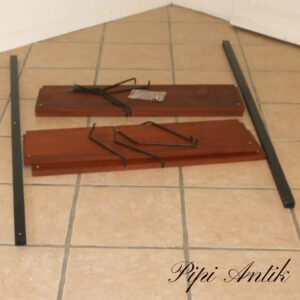 Teak reol med sorte uoriginale vanger med sorte ophæng 5 hylder L80xD22xH2cm Vanger 145cm H