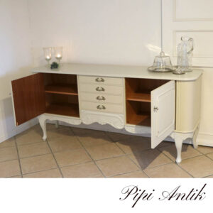 Retro buffet romantisk i beige sandfarvet med god plads