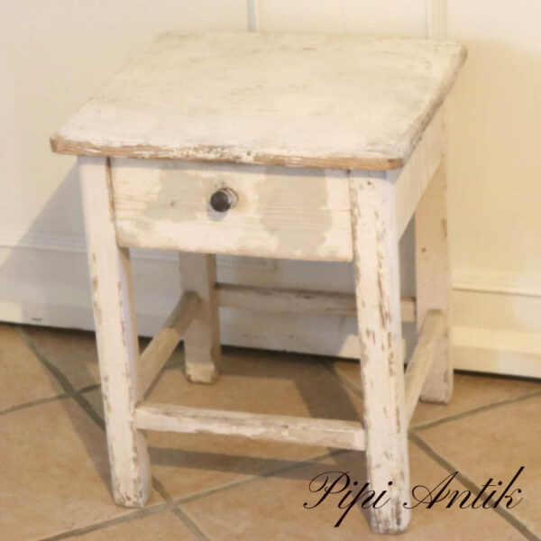 01 Natbord med skuffe Chappy Chic stil med masser af patina L41xD41xH50cm