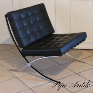Barcelona inspireret stol i kunstlæder B76xD55xH80cm sædehøjde 47cm krom sort