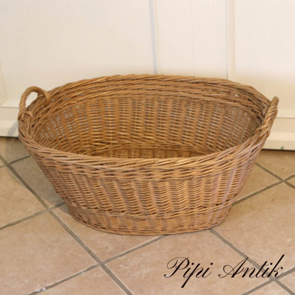 06 Vasketøjskurv i natur flet med hank L72xD54xH32cm