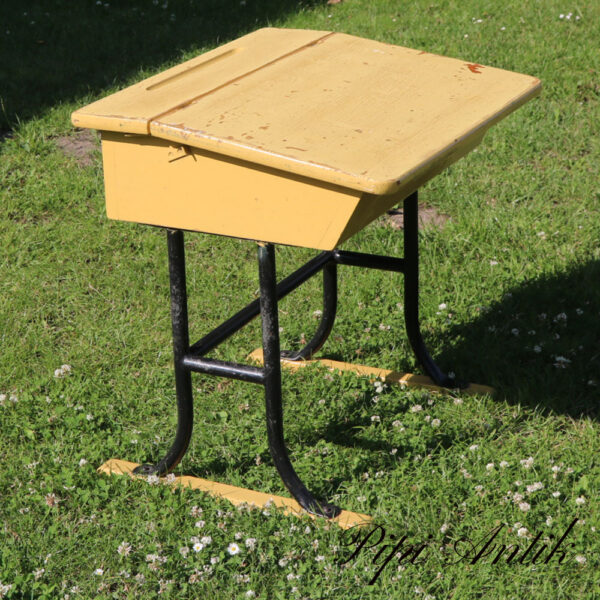 10 Skolepult skrivebord gullligt med metal ben retro L61xD52xH63cm
