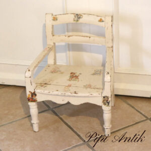 33 Børnestol antik 1917 cremefarvet med patina og glansbilleder B37xD26xH46 sædet 23cm