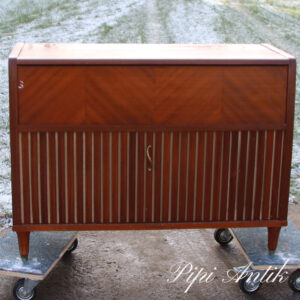 51 Lakeret teak musikanlæg med gramafon radiog og skab i midten L107xD42xH80cm