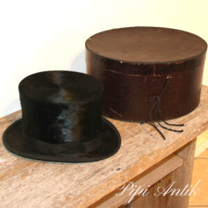 96 Høj hat sort London str. 55,5 med sort hatteæske