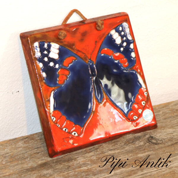 12. Retro keramik billed Båtabackens keramik orange med blå sommerfugl L15xH15cm