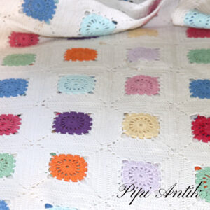 64. Retro smal hæklet tæppe i hvid med farede kanter i pastel og orange mønster L215xB93cm