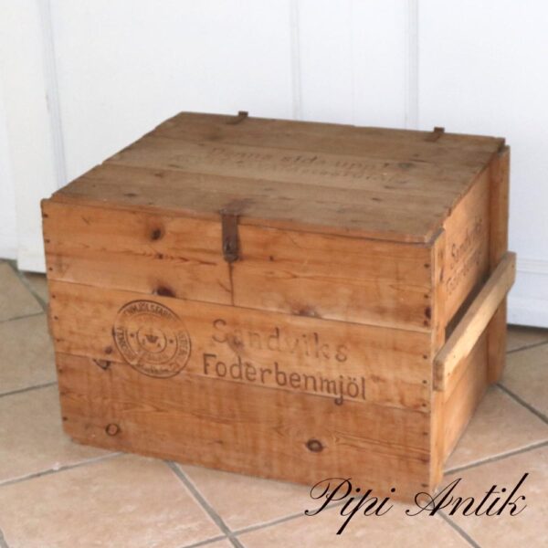 18. Transportkasse med lås Sandviks Fodermjol Stocholm L70xB52xH49cm